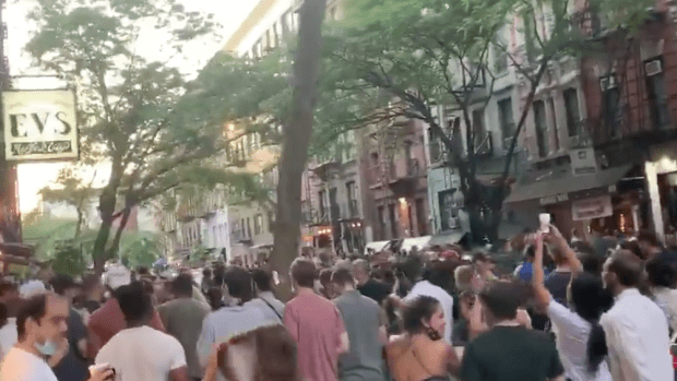 Crowds Show Need For Open Space for Restaurants